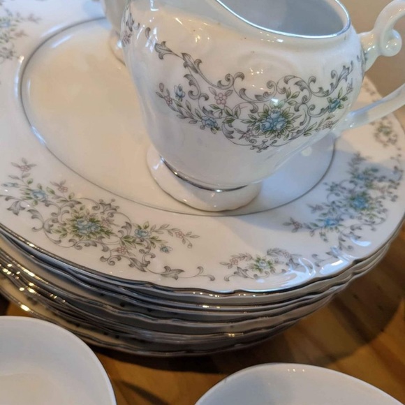 Dinnerware Set - Picture 2 of 3